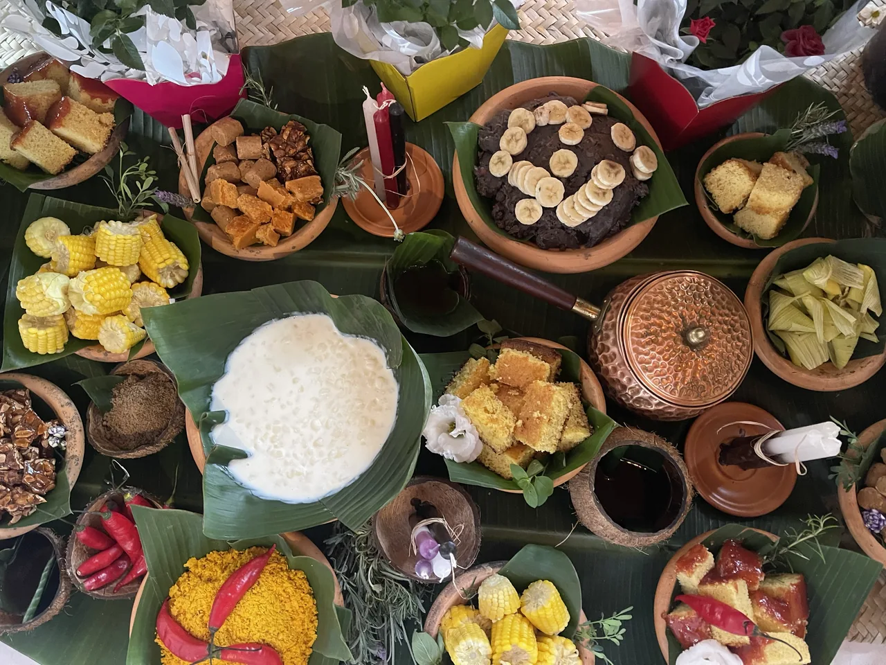 Mesa farta de oferendas e comida ancestral durante uma gira aberta da Jacutá em Curitiba